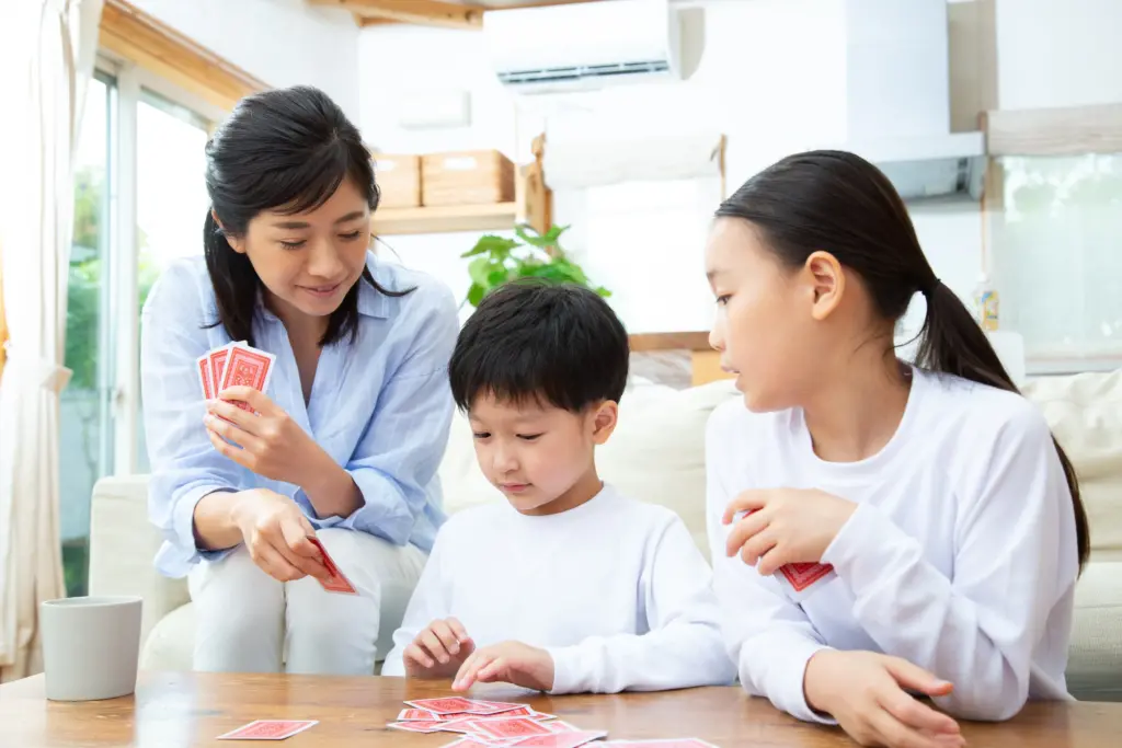 トランプで遊ぶ親子