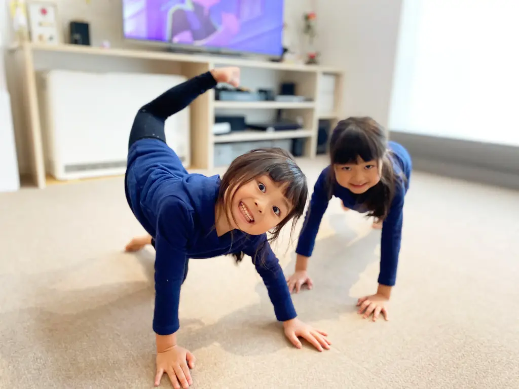 家でヨガをする子供たち