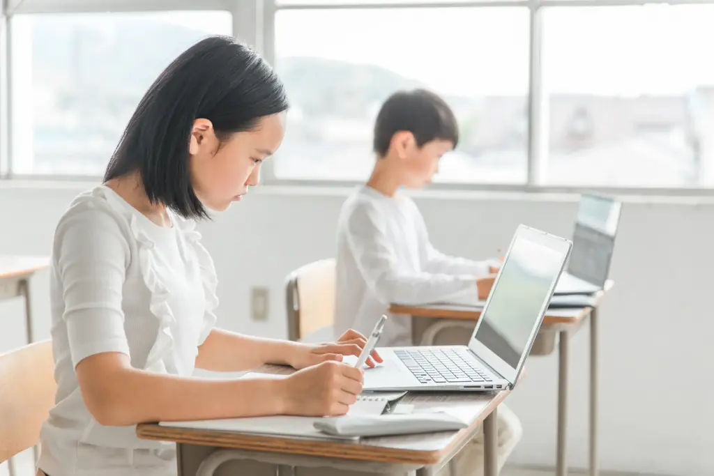 パソコンで勉強する小学生