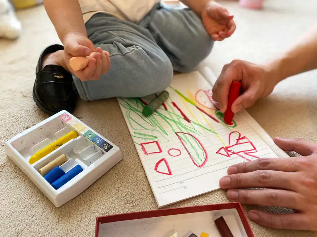 クレヨンでお絵かきする親子