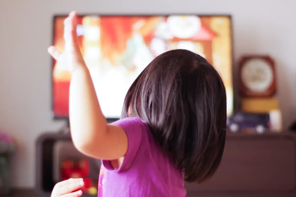 テレビの前で踊る子供