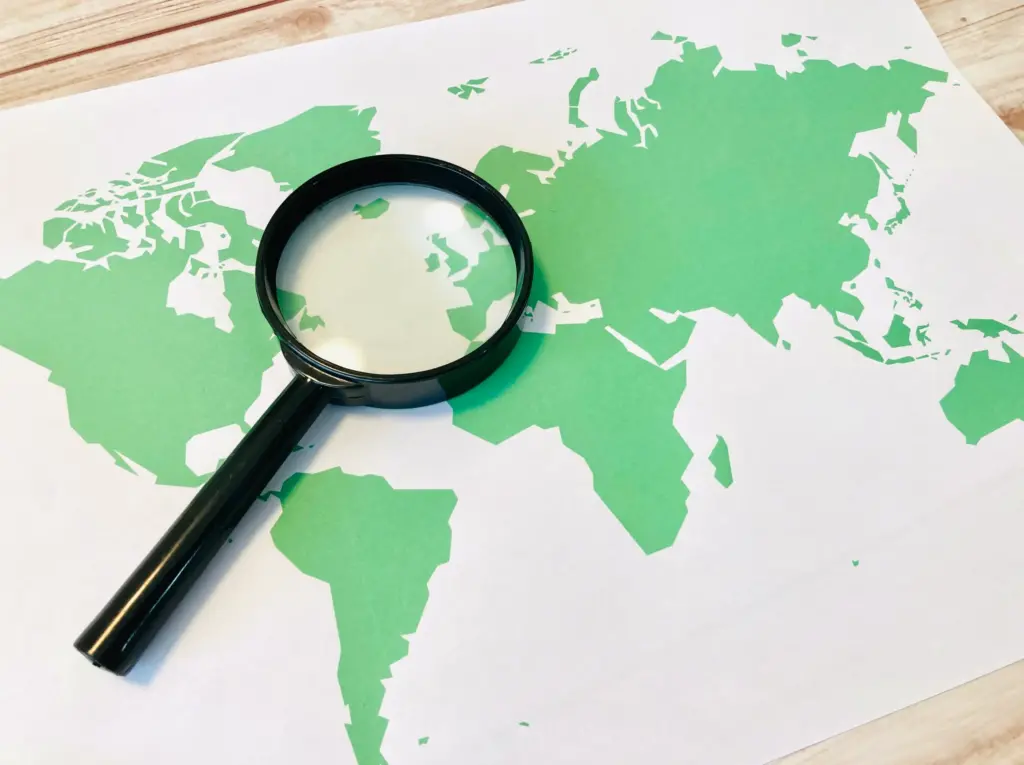 世界地図と虫眼鏡