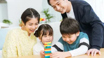 ゲームを楽しむ親子