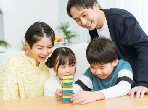 ゲームを楽しむ親子