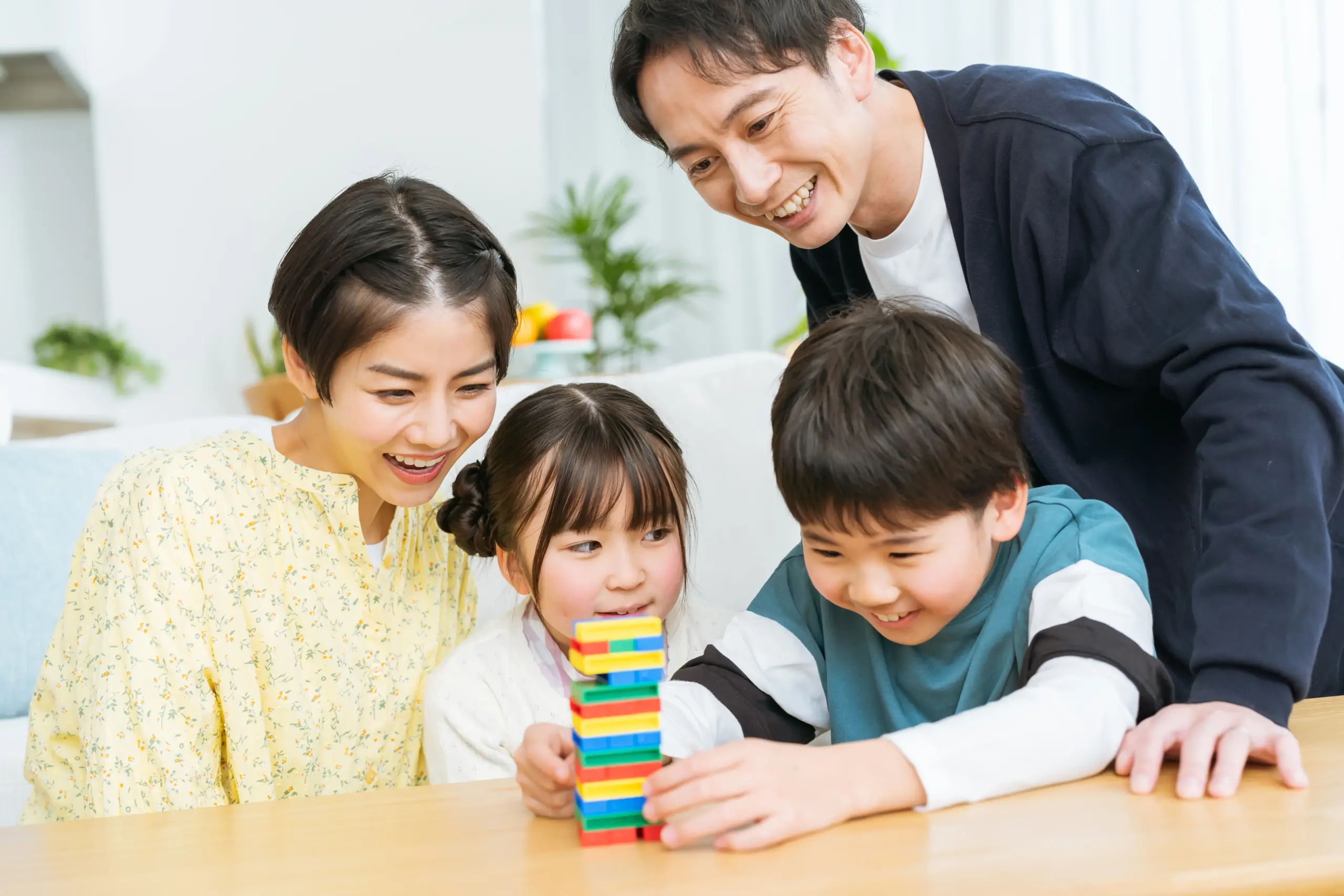 ゲームを楽しむ親子