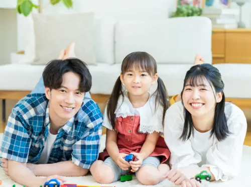リビングでくつろぐ親子