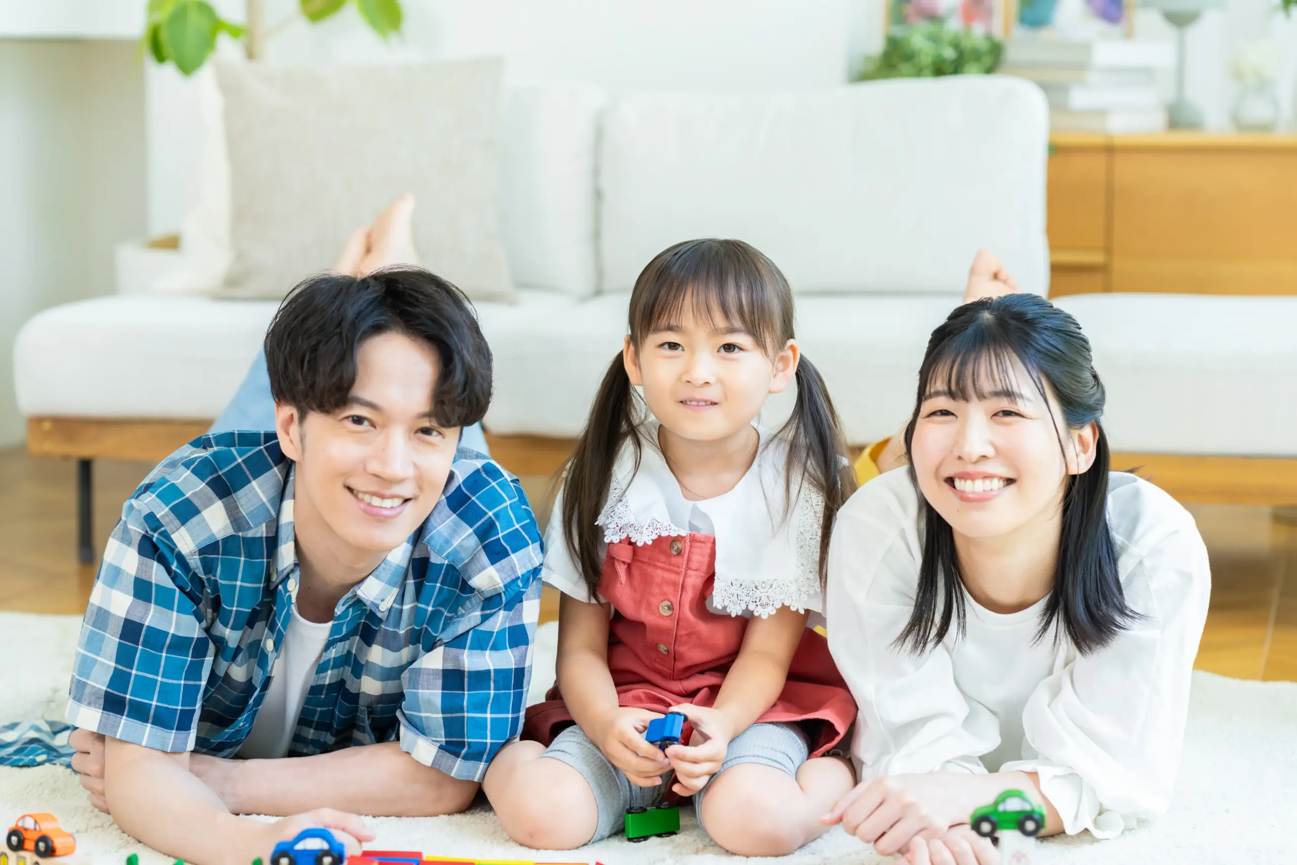 リビングでくつろぐ親子