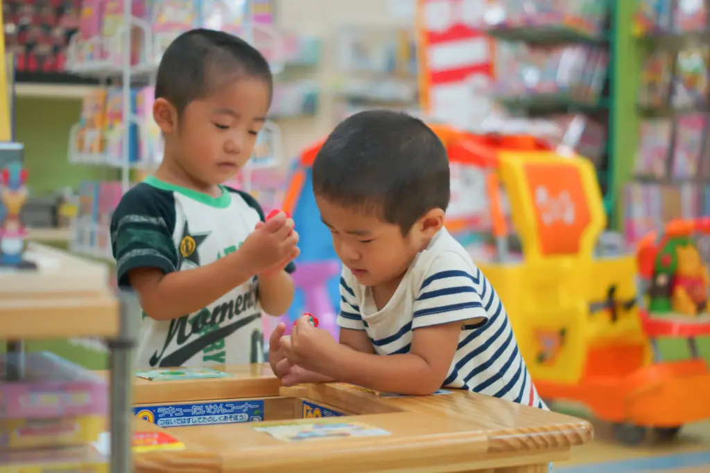 夢中で遊ぶ子供