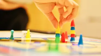 ボードゲームをする手元