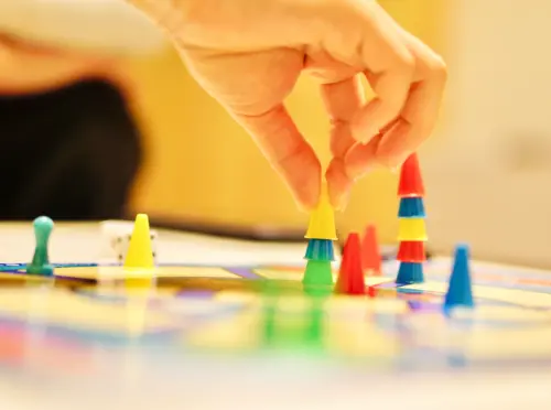 ボードゲームをする手元