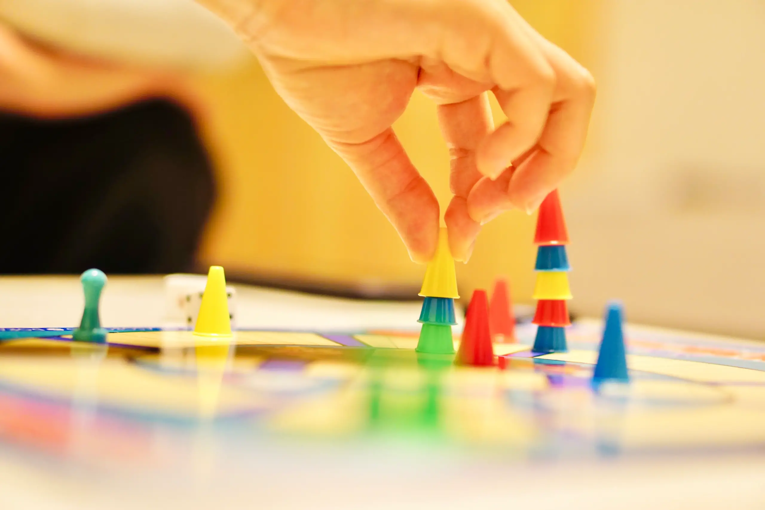 ボードゲームをする手元