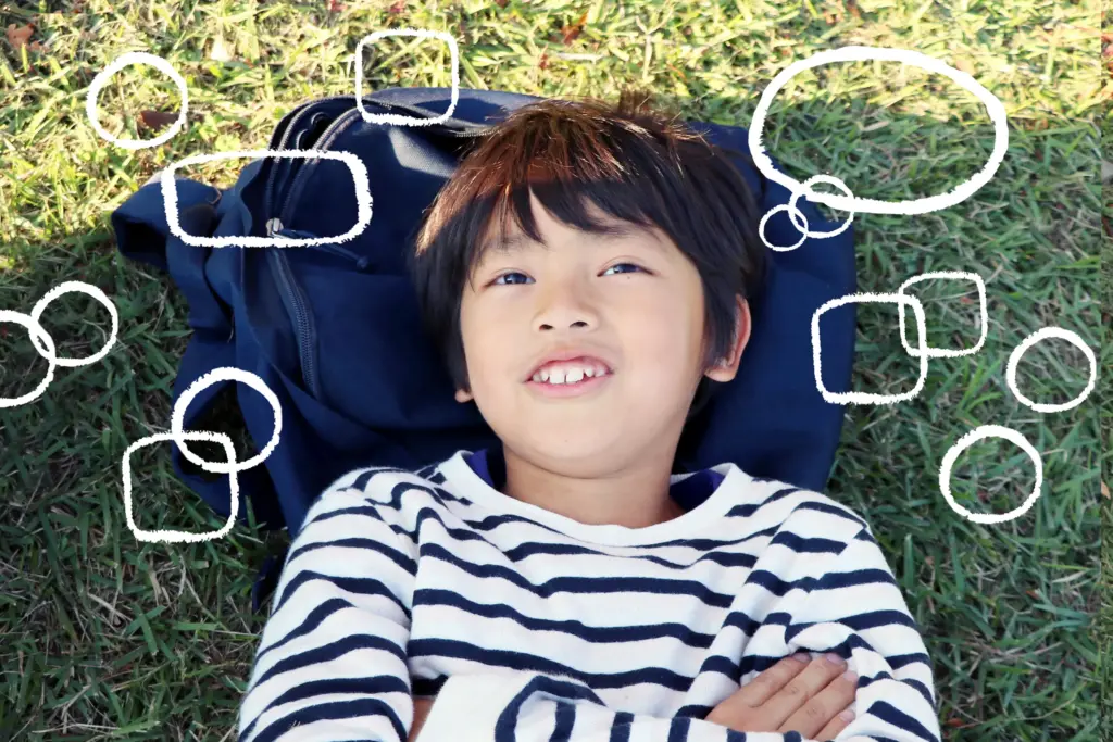 考え事をする子供