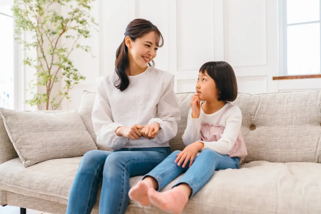 笑顔で話す親子