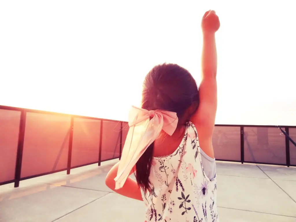 手をあげる女の子