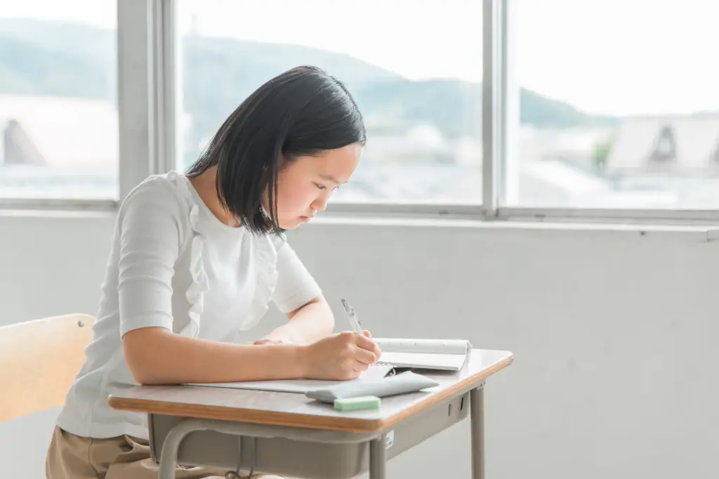 学校で勉強する女の子