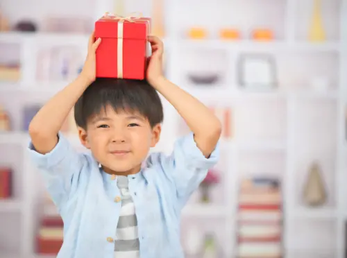 プレゼントを持つ男の子