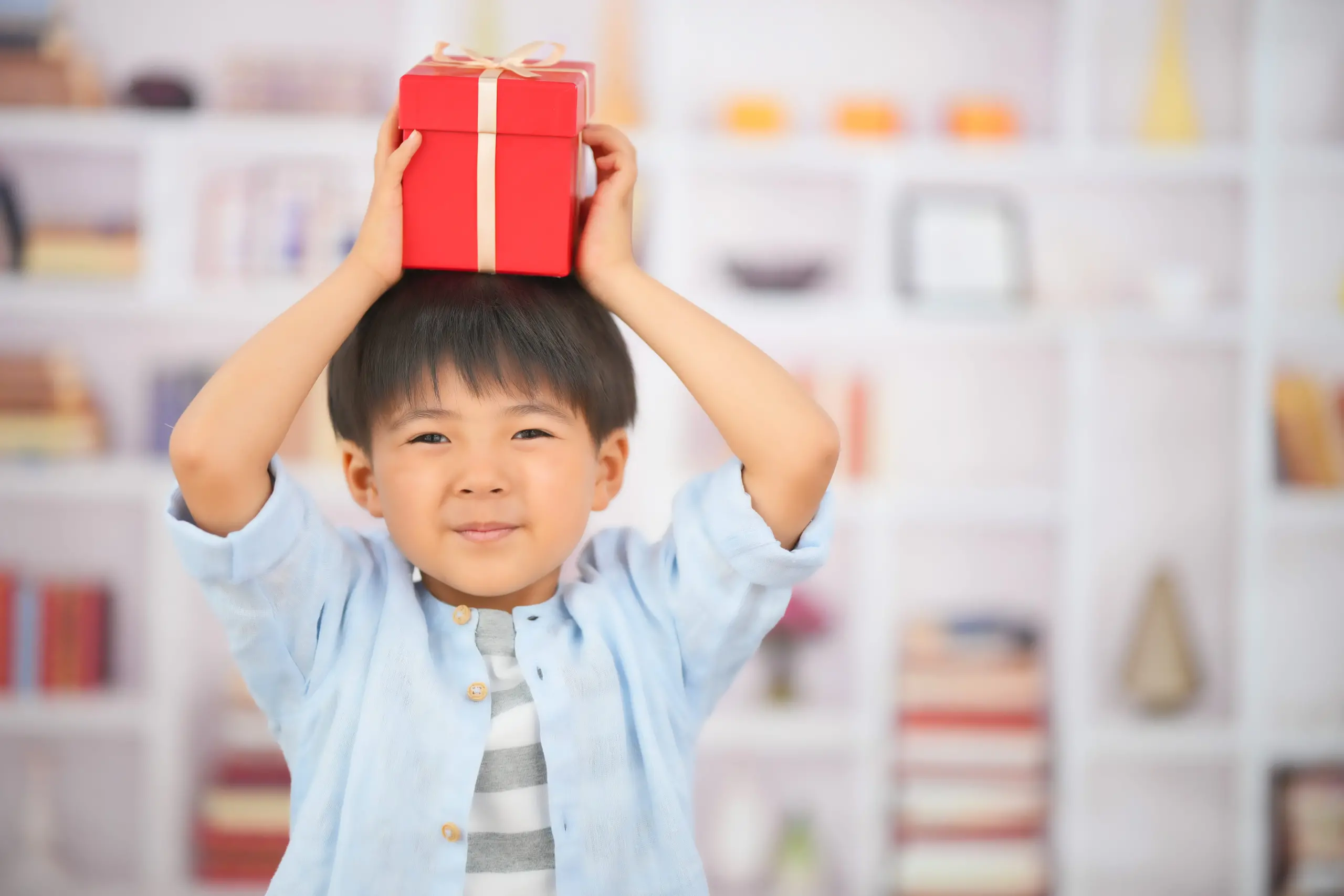 プレゼントを持つ男の子