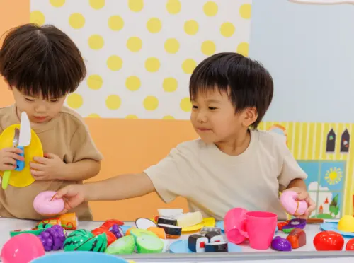 おままごとで遊ぶ子供