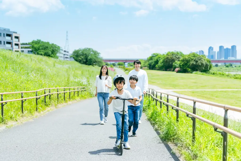 天気の良い日に遊ぶ親子