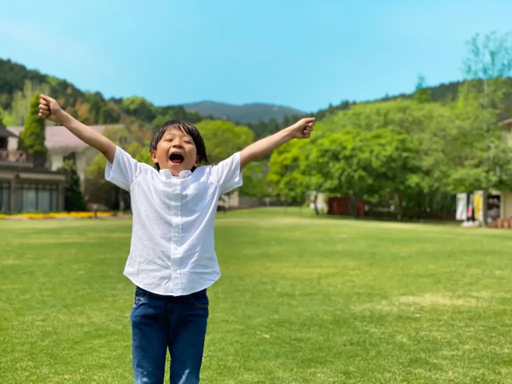 よろこぶ子供