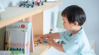 子供部屋で遊ぶ子供