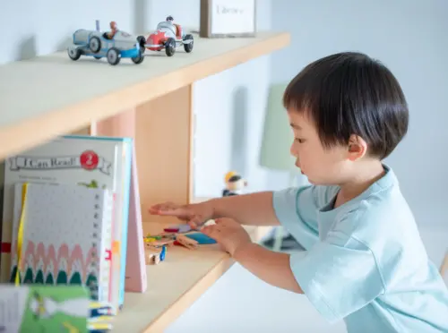 子供部屋で遊ぶ子供