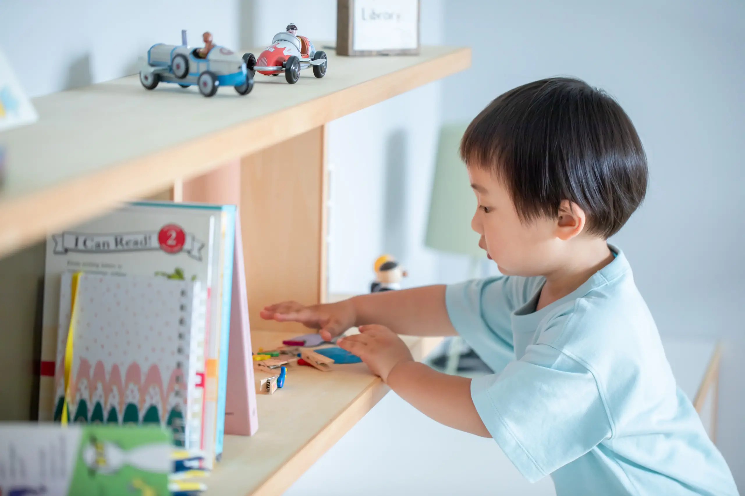 子供部屋で遊ぶ子供