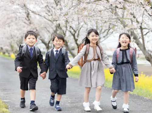 桜並木を歩く小学校1年生