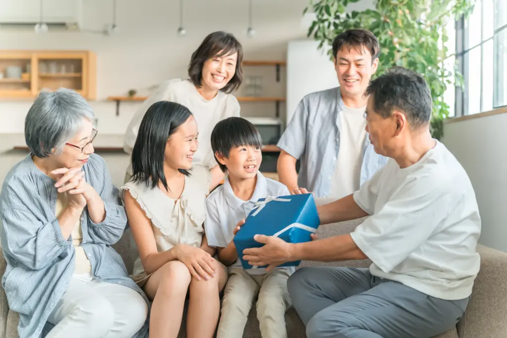 誕生ン日にプレゼントをもらう男の子