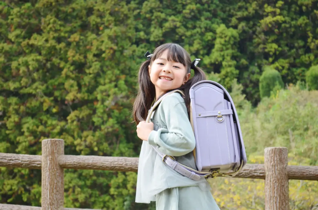 ランドセルに喜ぶ女の子