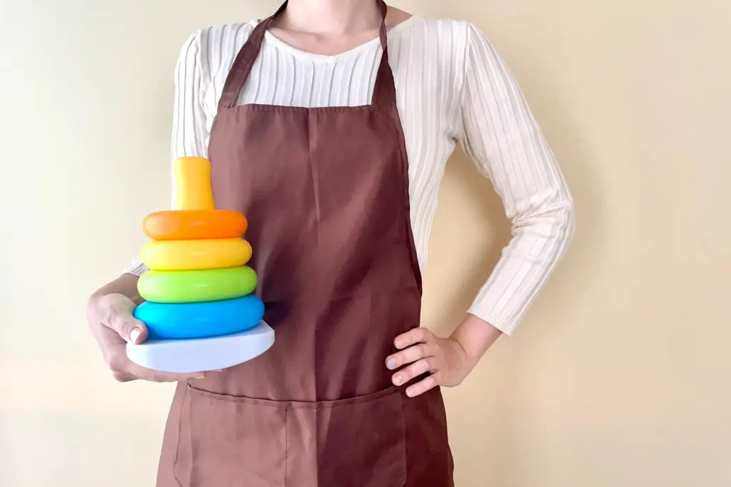 子供のおもちゃを片付けるお母さん