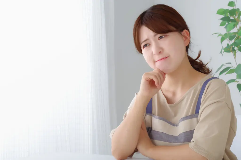 おもちゃ選びに悩むお母さん