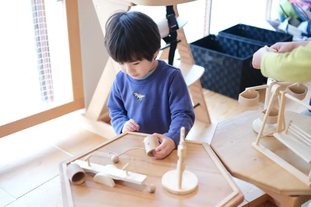 木のおもちゃで遊ぶ子供