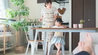 リギングでお絵かきをする子供と見守る母