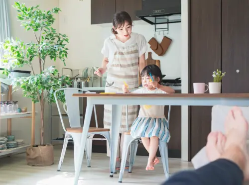 リギングでお絵かきをする子供と見守る母