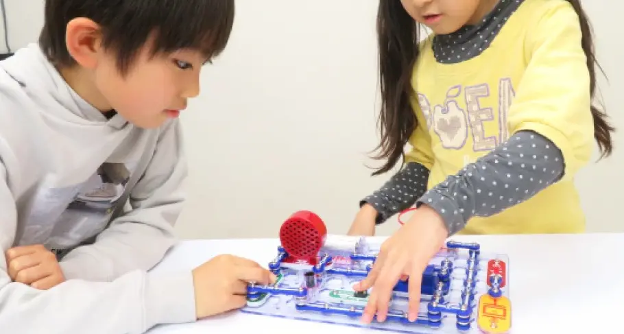 電脳サーキットで遊ぶ子供たち