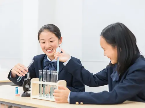 理科の実験をする中学生