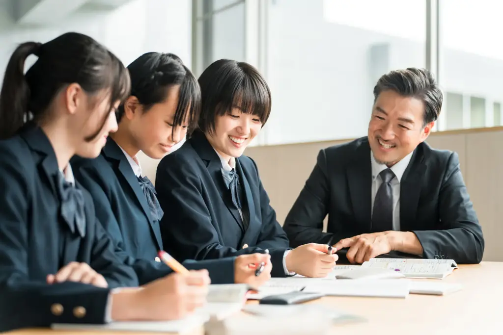 学校で指導を受ける中学生