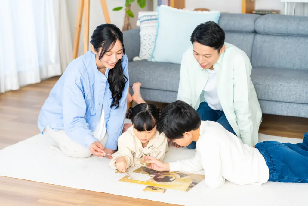 リビングで遊ぶ親子