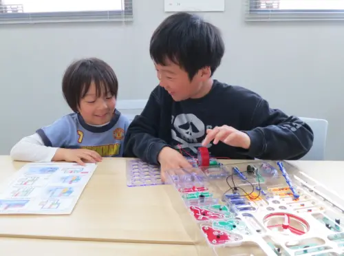 電脳サーキット遊ぶ兄弟