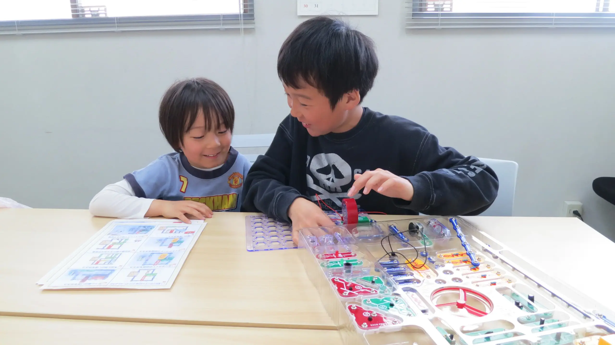 電脳サーキット遊ぶ兄弟