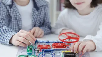 電脳サーキットで電気の実験をする子供