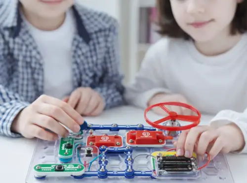 電脳サーキットで電気の実験をする子供