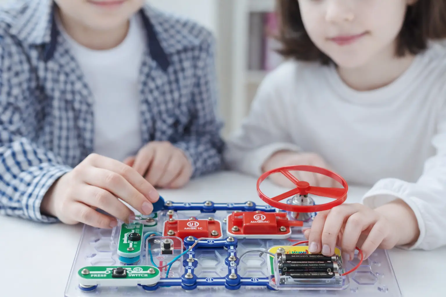 電脳サーキットで電気の実験をする子供