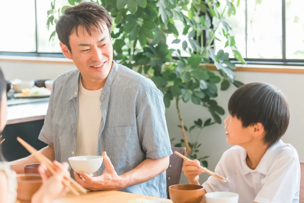 ご飯を食べながら会話する父子