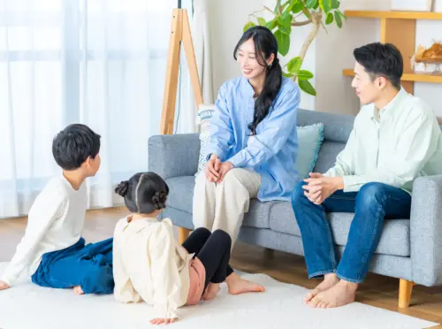 リビングで話をする親子
