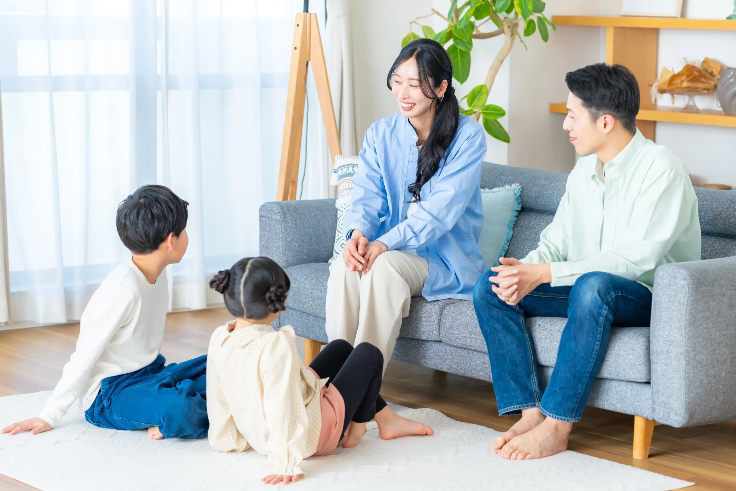 リビングで話をする親子