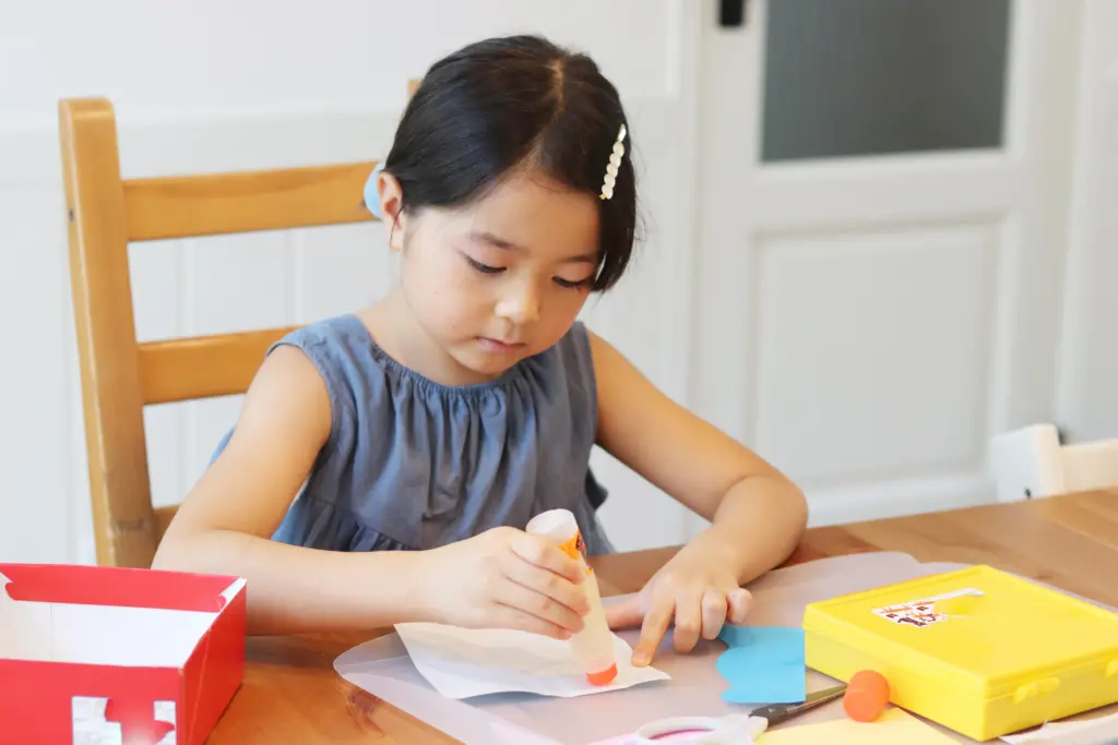 折り紙の工作をする小学生