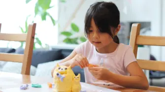 年度で作品を作る子供