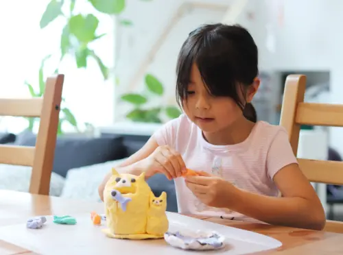 年度で作品を作る子供